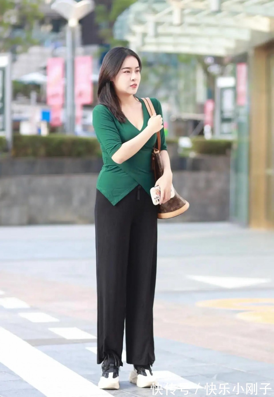 时尚","m":"584d9b73f9ea49b8578d6c951e5e028e83663753","nlabel":"stat_3139878851:zm.news.so.com:6L6w6ZKK56S+5Lya,pageType_zmt,glevel_3","ntag":"tfashion;sfashion_时尚;kfashion_1:穿搭;kfashion_1:打底裤;call_P:全类:时尚:美女