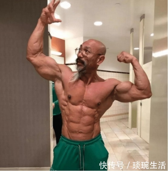 七龙珠|54岁老头沉迷“七龙珠”,修炼成了龟仙人走红,每天吃1脸盆鸡蛋
