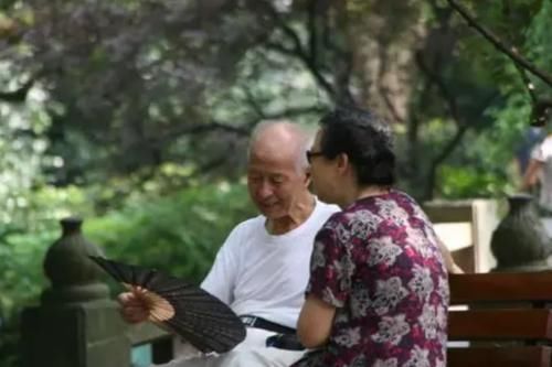 臭味|年龄大了会出现“老年臭”?提醒:50岁后若做好4件事,老了没味