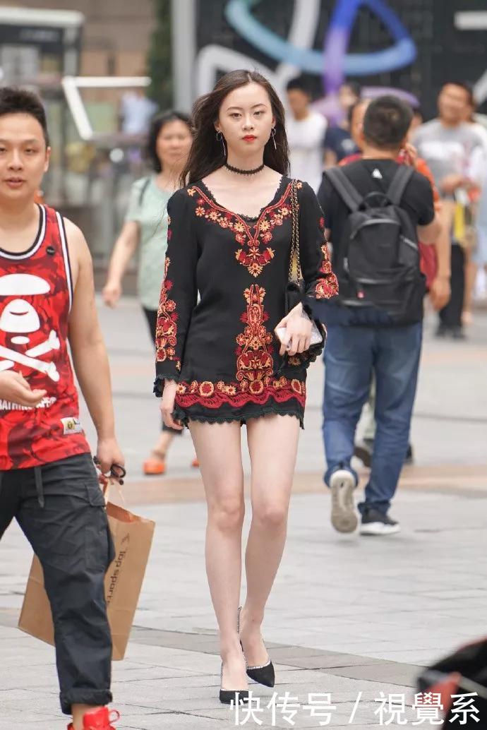 小姐姐脚上穿搭上一双尖头的黑色高跟鞋,走在路上就是一道风景