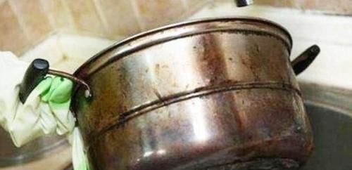 不锈钢锅变黑千万别用钢丝球刷!学会这5招,锅底焕然一新!