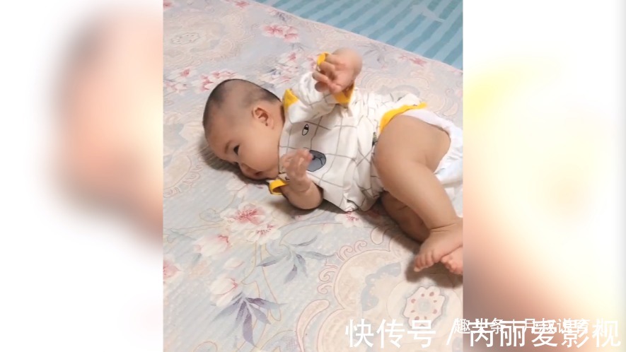 宝宝|弟弟刚学翻身,哥哥看见就过去帮忙了,网友:中国好哥哥上线了