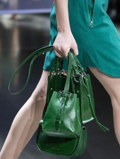 包包挎一个根本不够,背“子母包”带给你双倍实用性,款式随你挑