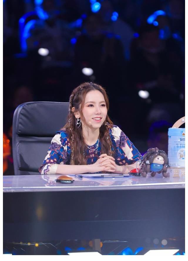 邓紫棋为他哭，谢霆锋称他唱出民谣的根本，这个农民大叔火了