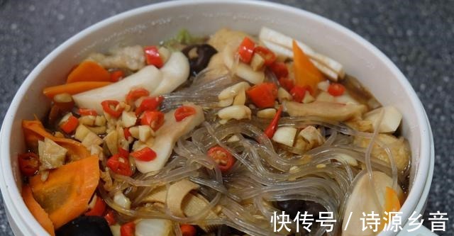 北方人爱吃一锅炖,食材丰富做法简单,自己炖一锅当午饭也不错!