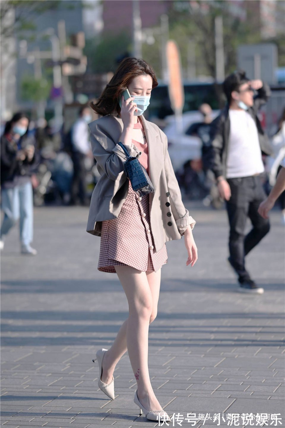 姑娘 精致的姑娘,会选择尖头细跟鞋,鞋跟不用很高