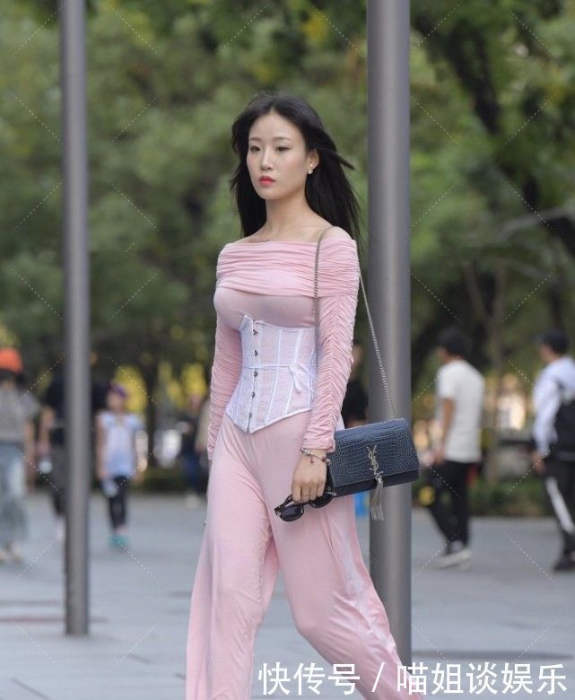 喇叭裤 粉色上衣搭配上束腰神器,宽松喇叭裤配合出的“休闲风”格外稚嫩