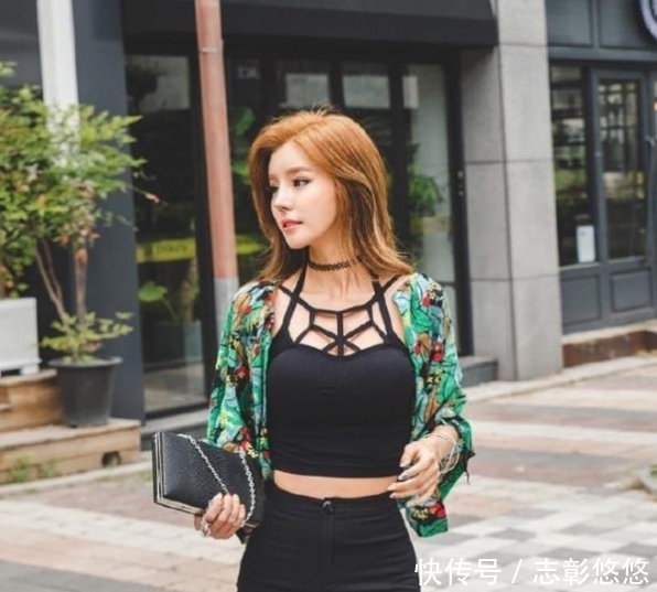 路人街拍：靓丽挺拔的打底裤美女，尽显女神的甜美感，魅力出众！