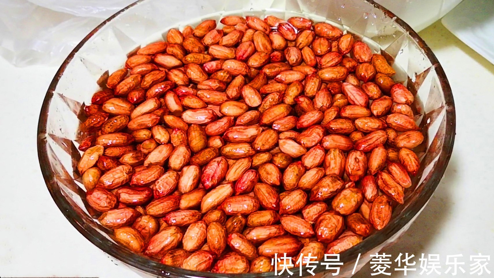 炒花生米时,最忌上锅就炒,很多人做错,难怪花生米不脆也不香