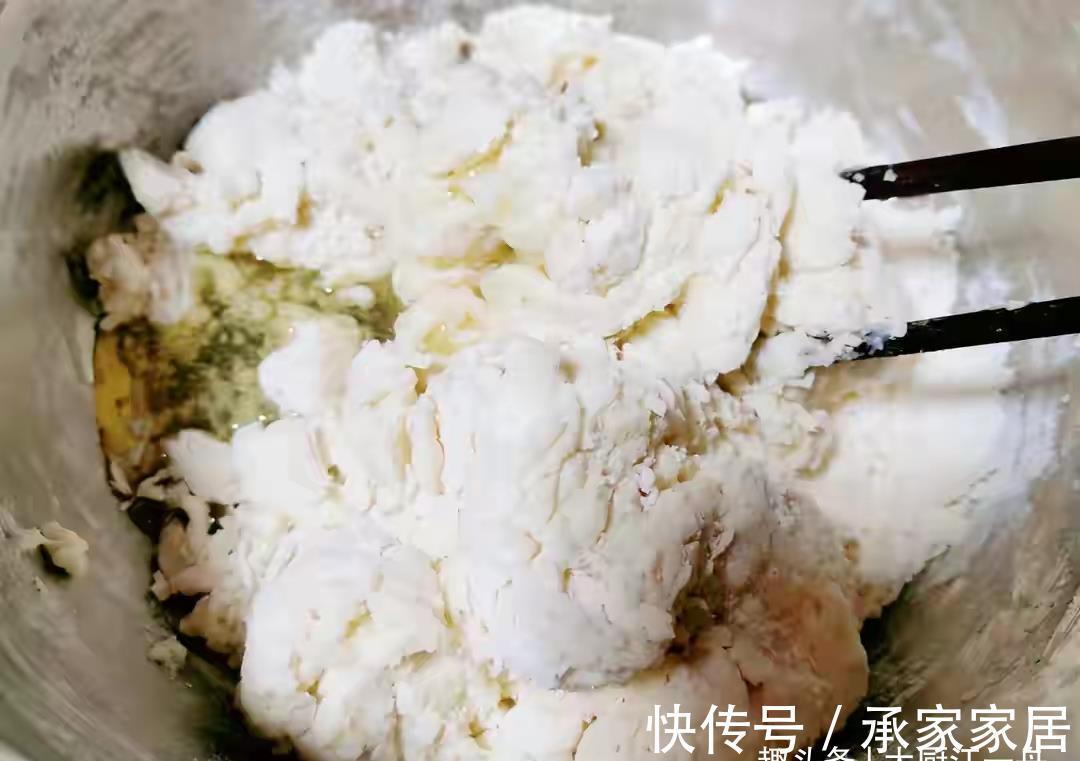 酥脆|炸油条用放酵母吗?教你正确做法,出锅金黄酥脆,凉了也不硬