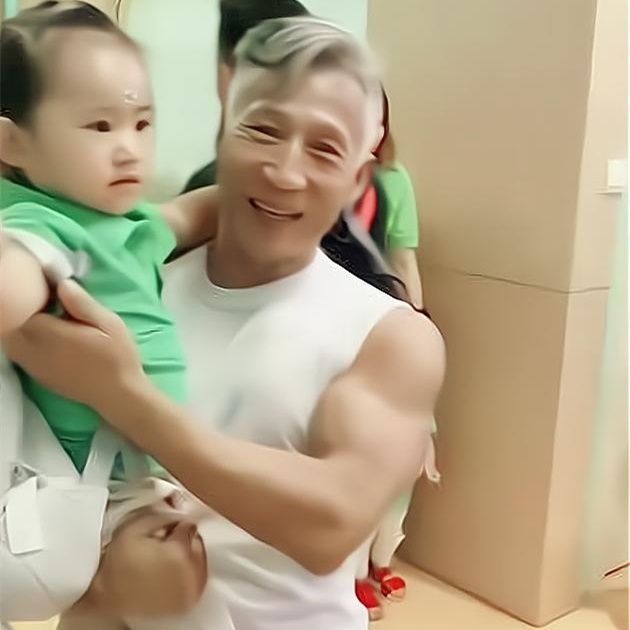 焦点|60岁爷爷去幼儿园接孙女,身材成焦点,很多年轻爸爸自愧不如