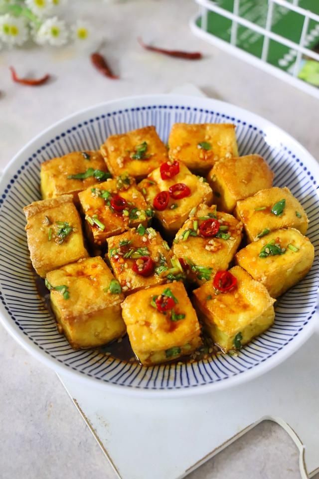 豆腐新吃法，不用油炸更健康，外酥里嫩，蘸上料汁真好吃