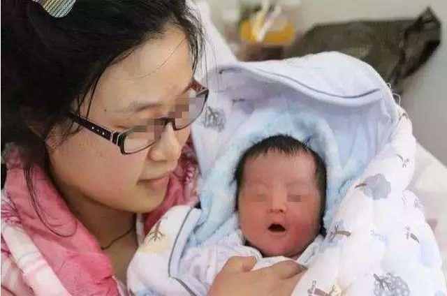 爸爸|爸爸姓左，妈妈姓右，娃出生后婆婆给娃起的名字，令全家人称赞！