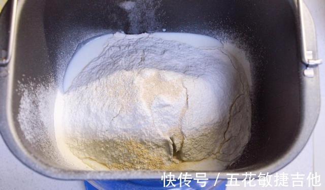 搭配|奶酪火腿水煎包,奶香浓郁的芝士,搭配猪肉火腿,一口下去超满足!