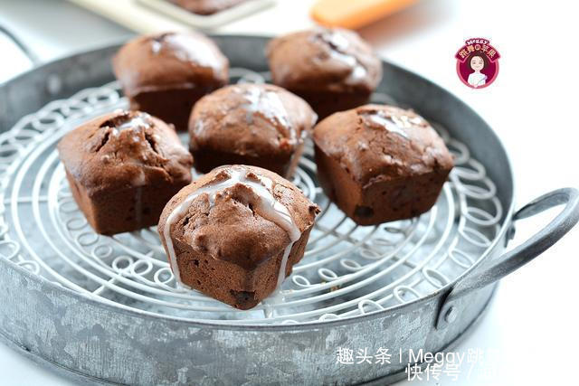  出炉|夏天想吃蛋糕别愁，2个鸡蛋做12个小蛋糕，15分钟出炉，省心快手