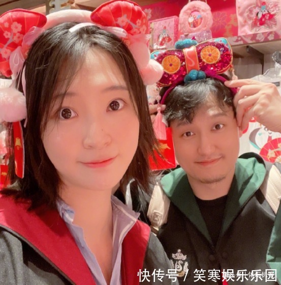 杨臻博|女儿百天！惠若琪一家三口合影，和老公甜蜜接吻，小小惠首次露面