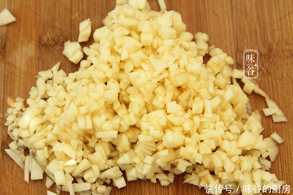 天冷，这水果加4个鸡蛋做早餐饼，软糯香甜有营养，一次4个不够吃