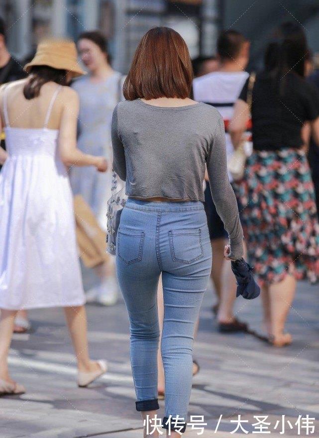 美女街拍牛仔裤搭配灰色防晒衣,时尚穿搭彰显迷人一面