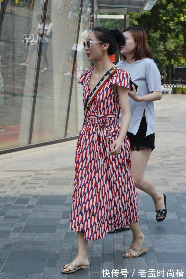 打底裤 街拍:时尚的小姐姐,灰色打底裤搭配淡红色背心,甜美又减龄!