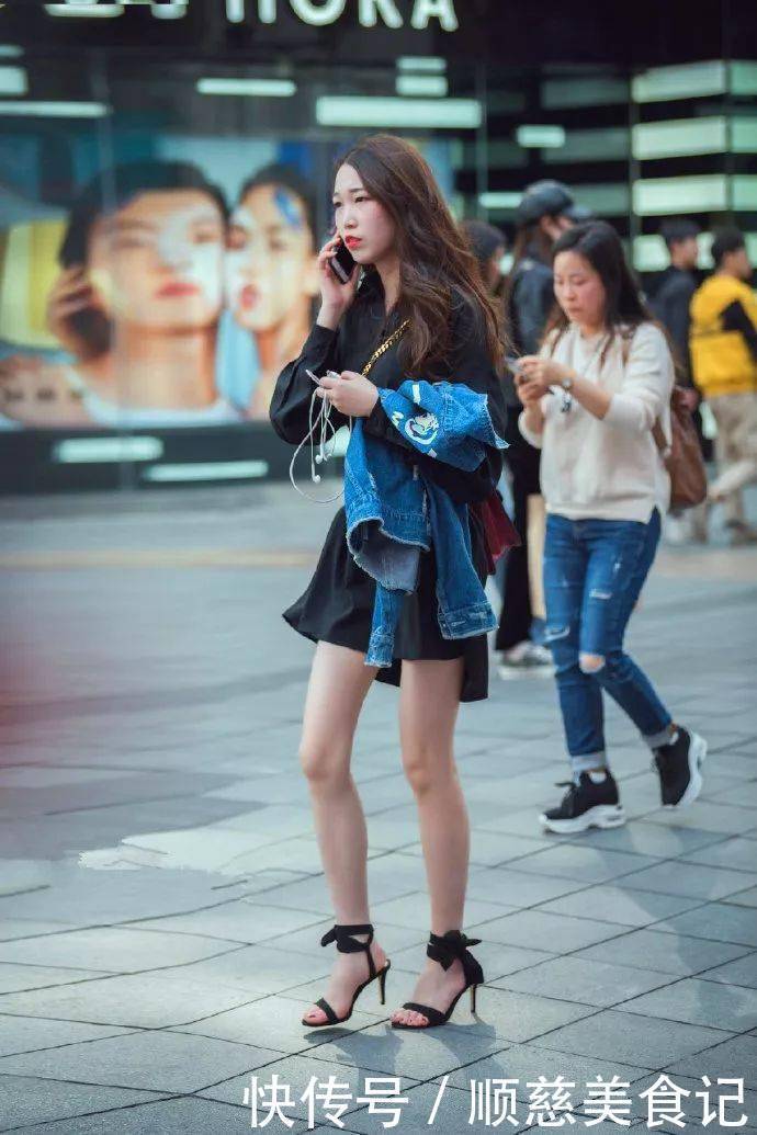 无袖|时尚街拍：无袖上衣搭配紧身裤，凸显女性魅力