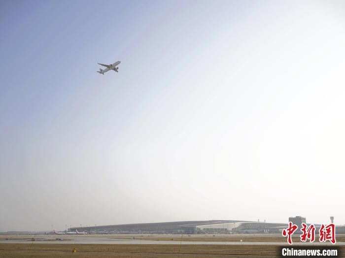 郑州机场迎来节后客流小高峰 单日航班超600架次