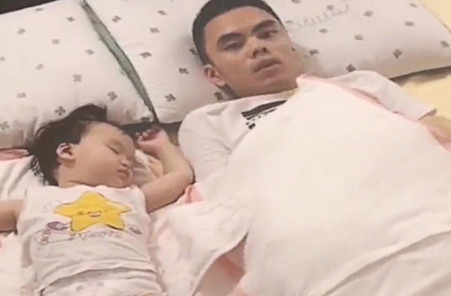 家务|妈妈让爸爸哄女儿睡觉,做完家务回来,推开房门踢了爸爸一脚