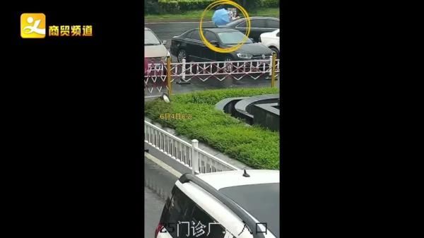 急诊科|“孩子生裤腿里了!”产妇医院门口站着生产,急诊科护士雨中接生