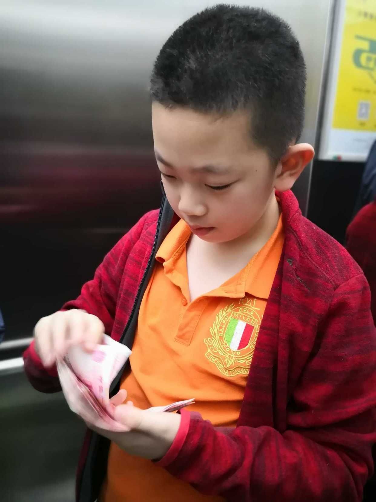 偷拿|孩子到了这个岁数,就应该给零花钱了,不然孩子可能会“偷拿”