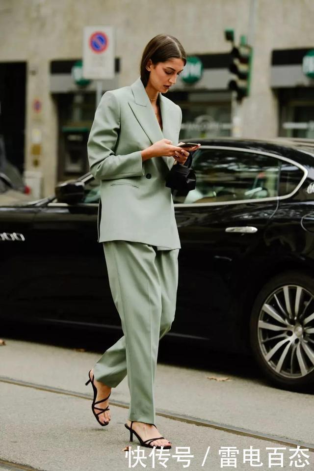 过了45岁的女人少穿“黑白灰”!要多穿这5种颜色,减龄还高级