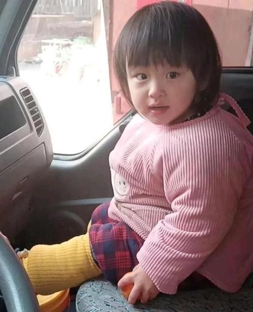 单亲爸爸带两岁宝宝跑运输，网友：可爱又心疼，愿意等上二十年