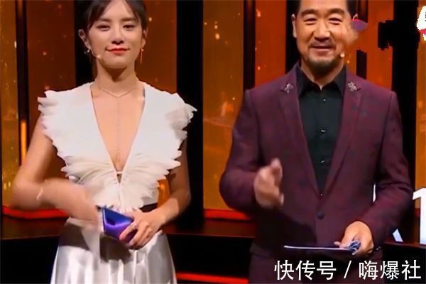 张国立|主持人穿衣失误少穿了一件衣服,张国立全程目不斜视,网友:真专业