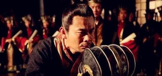 偷偷|皇帝偷偷把宰相衣服烧一个洞,过一年洞还在,立即下令:扒下来!