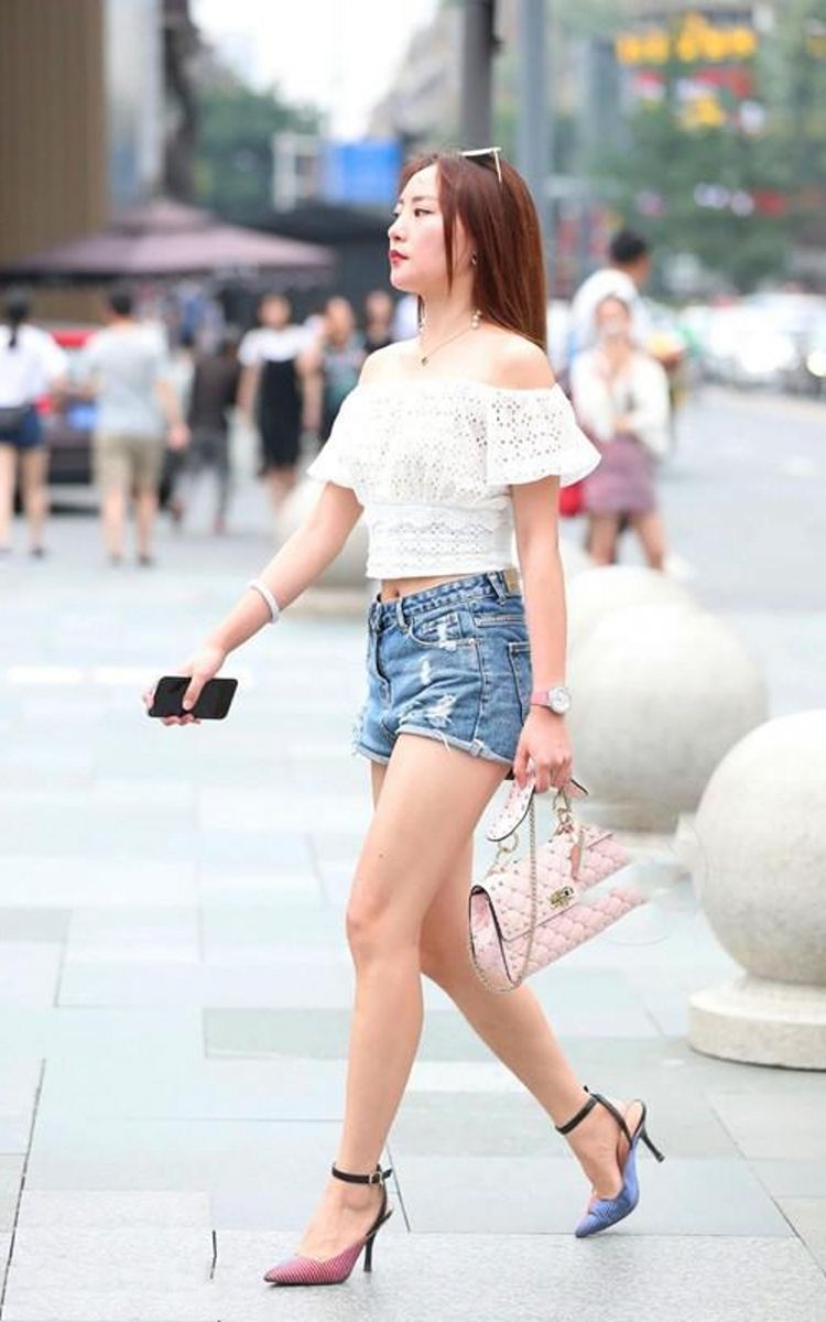 辣妈|街拍美女：气质辣妈黑白配穿搭清凉出街，大长腿抢镜，女神范十足