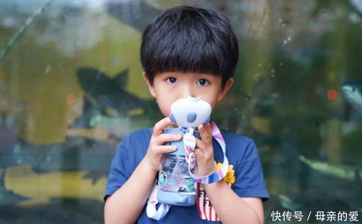 饮品|儿童该如何健康饮水,医生给出了忠告,白开水才是最佳饮品