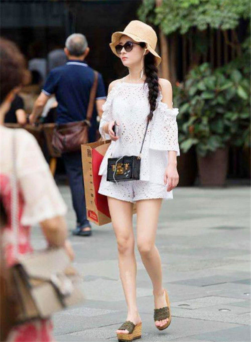 街拍：小姐姐白色上衣配黑色裙，身姿婀娜，美丽动人