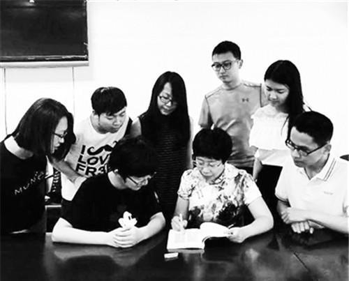 疑惑|继于丹之后,又一位国学大师现出原形,网友疑惑:她也配叫大师?