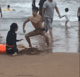 |搞笑gif:阿姨,你啥时候变得身轻如燕了,平时不是这样的啊