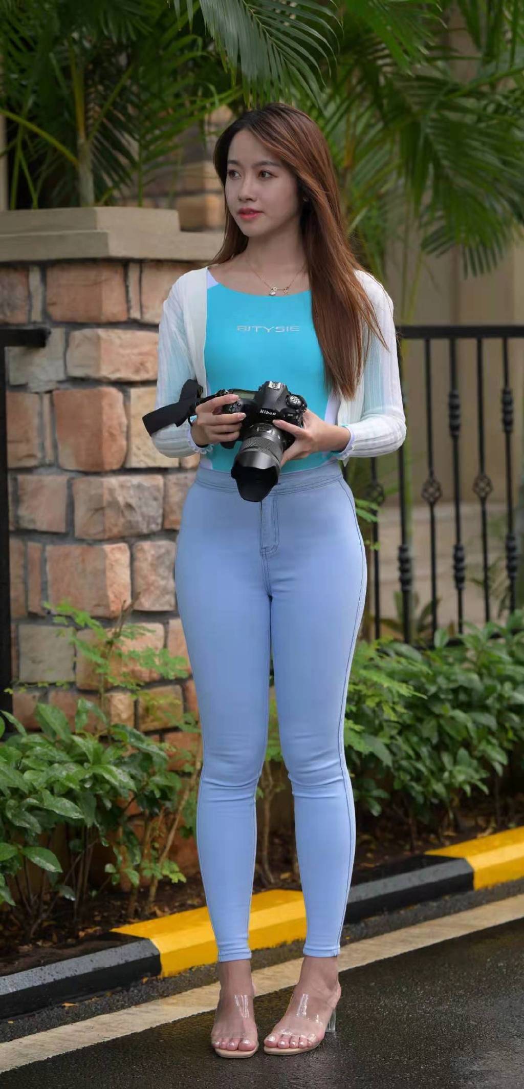 雾霾|街拍美女:紧身牛仔裤配开衫,穿出了秋季简约又温馨的美,休闲时尚又大方