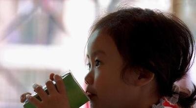 喝水|劝告宁可孩子渴着,3个时间也不要给娃喝水,容易积食不长个