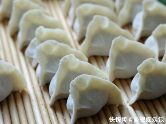 生饺子万万不可直接放冰箱！饺子店老板的独门诀窍，再也不怕粘连