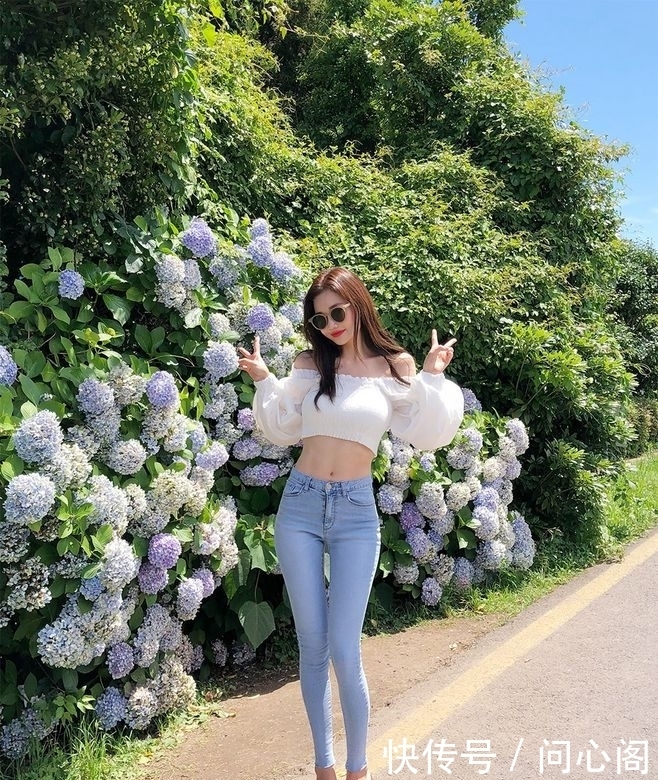 背心|街拍:牛仔裤辣妈,搭配白色背心,身材显得潮范儿十足!