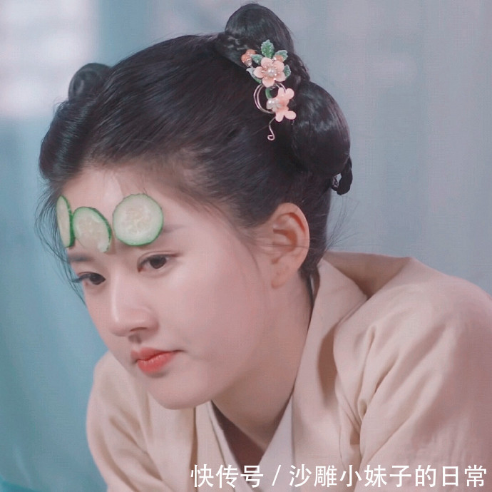 |幽默笑话:表弟开了一家小饭店。为了降低成本,他亲自下厨。