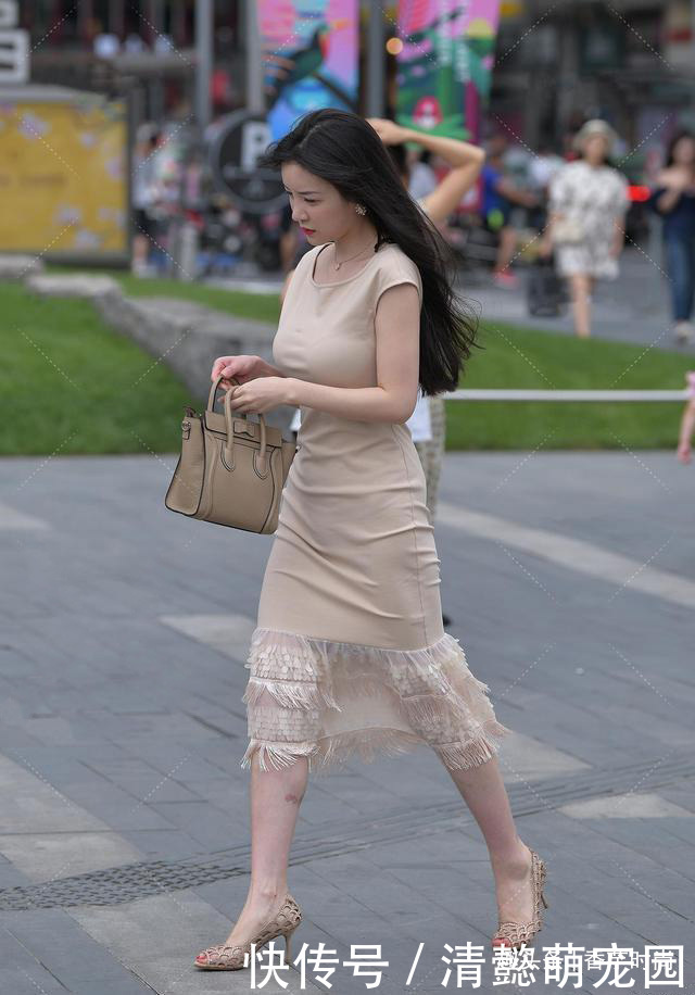 穿搭|爱美的女生就是会穿,裙子加点“流苏”才好看,飘逸又雅致