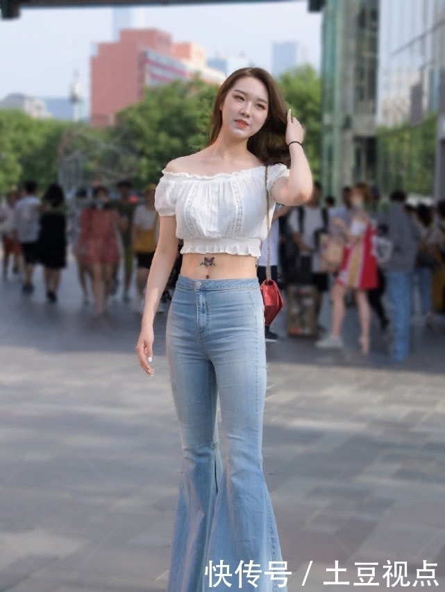 设计|美女街拍微胖小姐姐爱穿牛仔裤,加上喇叭设计,美得高挑出众