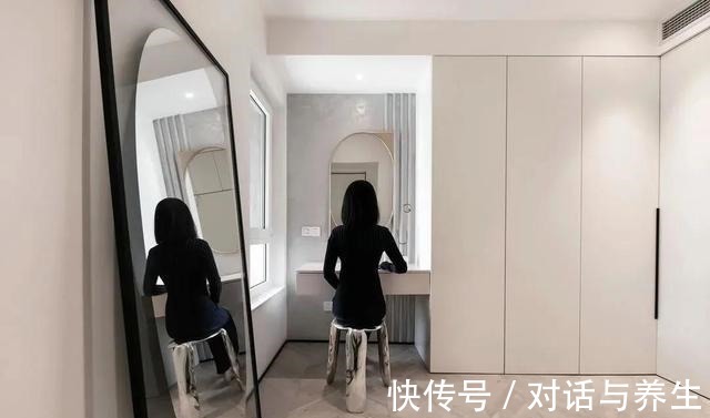 孔雀绿|都市女性的家,98㎡黑白灰中穿插孔雀绿和淡粉色,成熟又少女!