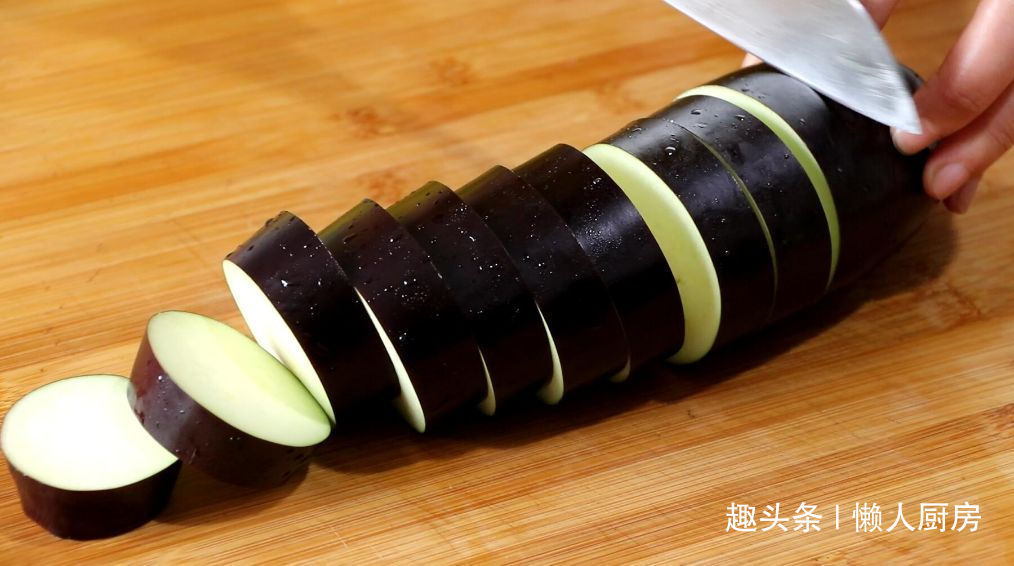 先蒸后炒，做出来的茄子不吸油，配上牛肉末一起炒，下饭好吃