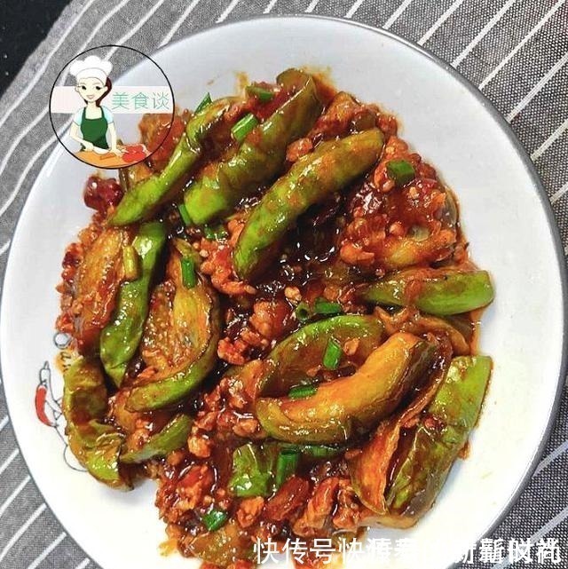 白醋|炒茄子时，直接下锅就错了，大厨教您一招，茄子香软，不油不发黑！