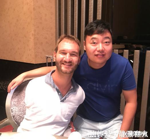 谢幕后|天生没手没脚,他却用“嘴巴”赢得世人的尊重,娶亚洲娇妻生四娃
