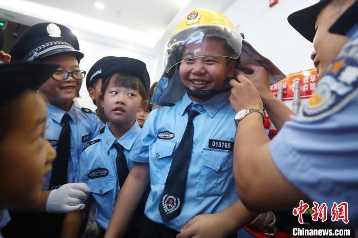 南京南站派出所|南京萌娃走进警营体验别样“警”彩