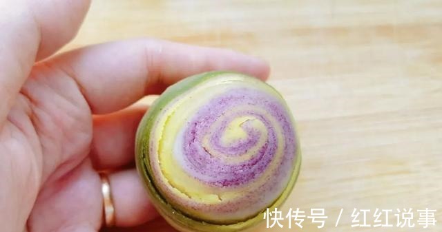 酥皮月饼|中秋来点不一样的，五彩月饼颜值高，酥软不腻味道好！